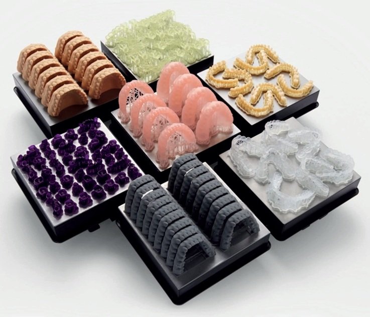 Variedad de piezas dentales impresas en 3D